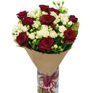 Букет из обычных и кустовых роз