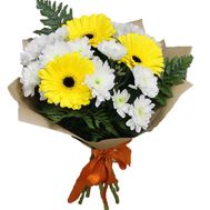 Маленький букет из гербер и хризантем