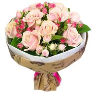 Нежный букет из обычных и кустовых роз