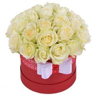 35 белых роз в коробке