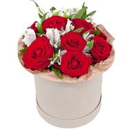 Коробка из роз и альстромерий