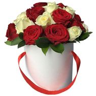 Красные и белые розы в коробке