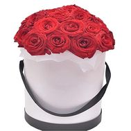 Красные розы в коробке