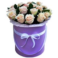 Кремовые розы в шляпной коробке