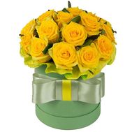 Яркая коробка из желтых роз