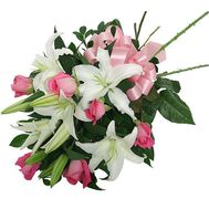 Букет цветов из 5 роз и 2 лилий
