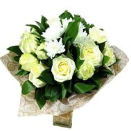 Букет из 16 роз и 1 хризантемы