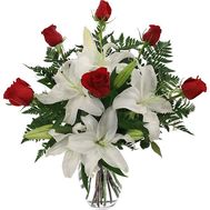 Букет цветов из 6 роз и 1 лилии