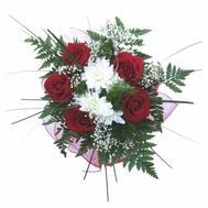 Букет цветов из 5 роз и 2 хризантем