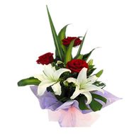 Букет из 3 роз и 1 лилии