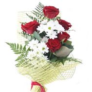 Букет цветов из 5 роз и 2 хризантем