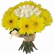 Букет цветов из 17 роз и 10 гербер