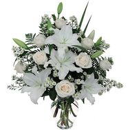 Букет цветов из 8 роз и 1 лилии