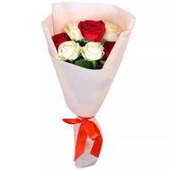 7 красных и белых роз