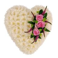 Композиция из 13 хризантем и 3 роз