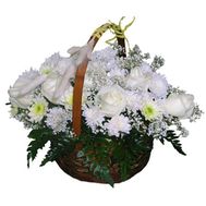 Basket of flowers made of 8 chrysanthemums and 7 roses