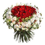 Огромный букет из красных и белых роз