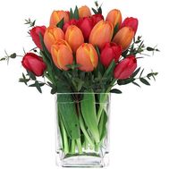 Композиция в вазе:19 тюльпанов