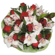 Букет из 14 роз и 11 орхидей