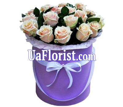 Creamy roses in a hat box
