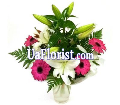 A bouquet of flowers of 4 roses and 1 lily A bouquet of flowers of 4 roses and 1 lily