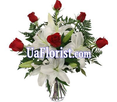 Букет цветов из 6 роз и 1 лилии