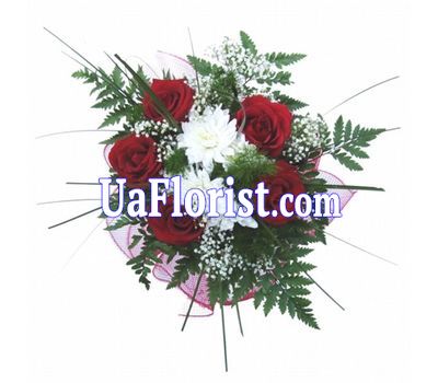 Bouquet of flowers from 5 roses and 2 chrysanthemums Bouquet of flowers from 5 roses and 2 chrysanthemums