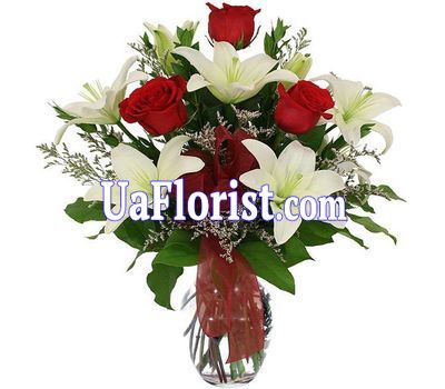 Букет цветов из 3 роз и 2 лилии