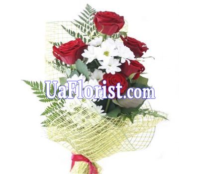 Bouquet of flowers from 5 roses and 2 chrysanthemums Bouquet of flowers from 5 roses and 2 chrysanthemums