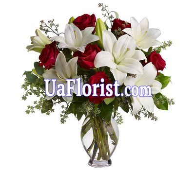 Букет квітів з 7 троянд і 2 лілій