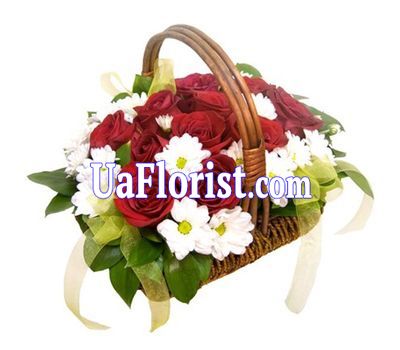 Basket of flowers of 5 chrysanthemums and 13 roses Basket of flowers of 5 chrysanthemums and 13 roses
