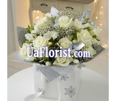 Новогодний букет цветов из роз с гипсофилой Новогодний букет цветов из роз с гипсофилой