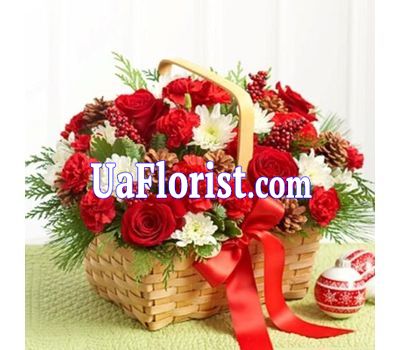 Новогодняя корзина из цветов и веток ели